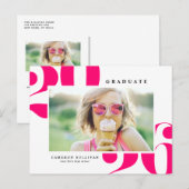 Hot Pink 2025 Bold Typography Foto Afstuderen Uitnodiging Briefkaart (Voorkant / Achterkant)