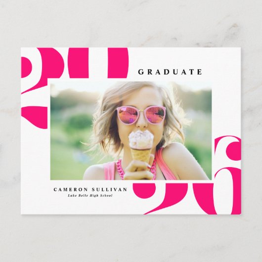 Hot Pink 2025 Bold Typography Foto Afstuderen Uitnodiging Briefkaart (Voorkant)