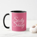 Hot Pink 60 en Sassy 60th Birthday Mok<br><div class="desc">Het vieren van het 60-jarig worden in stijl met dit moderne 60ste verjaardagsontwerp op een roze achtergrond, een chic 60ste verjaardagscadeau mok die je eenvoudig kunt personaliseren. De woorden zestig en assy worden geplaatst gebruikend modern manuscript. Neem contact met ons op via onze winkel als je hulp of overeenkomende producten...</div>