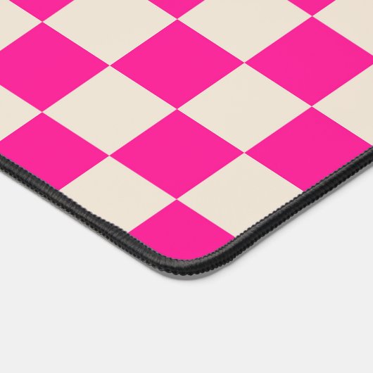 Hot pink and tan checkerboard pattern bureaumat (Hoek)