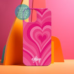 Hot Pink and White Girly Hearts - Script naam iPhone 15 Case<br><div class="desc">Heldere hotroze en witte strepen en een hart. Een psychedelisch patroon met vetgedrukte strepen en een voornaam. Het moderne script met swashes voegt een moderne aanraking toe aan dit retrodesign. Voeg jouw naam toe of schrap de tekst voor een leuke vrouwelijke dekking. Als je kunst nog moet worden aangepast, klik...</div>