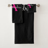 Hot Pink Black Girly Script Monogram Naam Bad Handdoek (Insitu)
