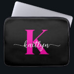 Hot Pink Black Monogram Laptop Sleeve<br><div class="desc">Deze eenvoudige, elegante zwarte 13-inch laptophoes met uw voornaam in een trendy scriptlettertype in wit en uw eerste initiaal in een modern petten lettertype in hot pink is ideaal voor u. Het is stijlvol en trendy en toch zeer klassiek. Het is uniek - net als jij!</div>