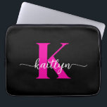 Hot Pink Black Monogram Laptop Sleeve<br><div class="desc">Deze eenvoudige,  elegante zwarte 13-inch laptophoes met uw voornaam in een trendy scriptlettertype in wit en uw eerste initiaal in een modern petten lettertype in hot pink is ideaal voor u. Het is stijlvol en trendy en toch zeer klassiek. Het is uniek - net als jij!</div>