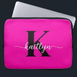 Hot Pink Black Monogram Laptop Sleeve<br><div class="desc">Deze eenvoudige, elegante, roze laptophoes met uw voornaam in een trendy scriptlettertype in het wit en uw eerste initiaal in een modern petten lettertype in het zwart is ideaal voor u. Het is stijlvol en trendy en toch zeer klassiek. Het is uniek - net als jij!</div>