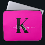 Hot Pink Black Monogram Laptop Sleeve<br><div class="desc">Deze eenvoudige,  elegante 15-inch hot pink laptophoes met uw voornaam in een trendy scriptlettertype in het wit en uw eerste initiaal in een modern petten lettertype in het zwart is ideaal voor u. Het is stijlvol en trendy en toch zeer klassiek. Het is uniek - net als jij!</div>