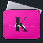 Hot Pink Black Monogram Laptop Sleeve<br><div class="desc">Deze eenvoudige, elegante 15-inch hot pink laptophoes met uw voornaam in een trendy scriptlettertype in het wit en uw eerste initiaal in een modern petten lettertype in het zwart is ideaal voor u. Het is stijlvol en trendy en toch zeer klassiek. Het is uniek - net als jij!</div>
