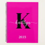 Hot Pink Black Monogram Planner<br><div class="desc">Deze eenvoudige, elegante, hete roze 8, 5 x 11 soft planner met je voornaam in een trendy script lettertype in het wit en je eerste initiaal in een modern petten lettertype in het zwart is ideaal voor jou. Het is stijlvol en trendy en toch zeer klassiek. Het maakt het houden...</div>