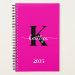 Hot Pink Black Monogram Planner<br><div class="desc">Deze eenvoudige, elegante hot pink 5, 5 x 8, 5 soft planner met je voornaam in een trendy script lettertype in het wit en je eerste initiaal in een modern petten lettertype in het zwart is ideaal voor jou. Het is stijlvol en trendy en toch zeer klassiek. Het maakt het...</div>