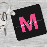 Hot Pink Black Script Naam Monogram Sleutelhanger<br><div class="desc">Creëer uw eigen stijlvolle moderne aangepaste zwarte en roze monogram vierkante Sleutelhanger. Deze strakke vierkante sleutelhanger geeft een eigentijdse en persoonlijke touch aan uw dagelijkse benodigdheden. Het ontwerp is voorzien van een vet roze monogram initiaal gecentreerd op een effen zwarte achtergrond, met jouw naam in een elegant wit script gelaagd...</div>
