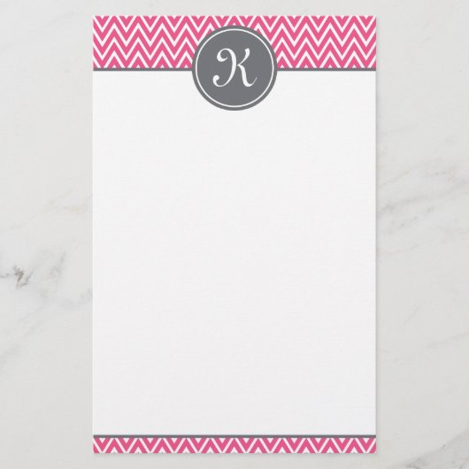 Hot Pink Chevron Pattern Gray Monogram Briefpapier (Voorkant)
