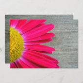 Hot Pink Daisy & Barnwood Wedding Invitation Kaart (Voorkant / Achterkant)