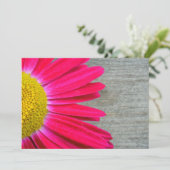 Hot Pink Daisy & Barnwood Wedding Invitation Kaart (Staand voorkant)
