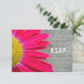 Hot Pink Daisy & Barnwood Wedding R.S.V.P. RSVP Kaartje (Staand voorkant)