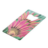 Hot Pink Daisy Creditkaart Flessenopener (Voorkant Gekanteld)
