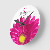 Hot Pink Daisy Custom Naam en Monogram Ronde Klok (Hoek)