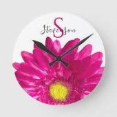  Hot Pink Daisy Custom Naam en Monogram Ronde Klok (Voorkant)