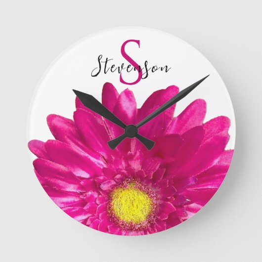 Hot Pink Daisy Custom Naam en Monogram Ronde Klok (Voorkant)