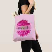  Hot Pink Daisy Custom Naam en Monogram Tote Bag (Dichtbij)