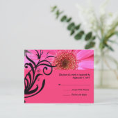 Hot Pink Daisy Wedding RSVP Kaartje (Staand voorkant)