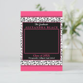 Hot Pink Damask Floral Foto Afstuderen Uitnodiging (Staand voorkant)