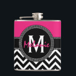 Hot Pink en Black 21st Birthday Chevron Monogram Heupfles<br><div class="desc">Elegant Black and White Chevron design met een opwindende roze flakkering.  Voor de tippler in de familie.  Geweldig gepersonaliseerd cadeau voor 21ste verjaardag!  Voeg de naam en het monogram van het verjaardagsmeisje toe.</div>