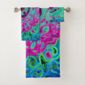 Hot Pink en Blue Groovy Abstract Retro Swirl Bad Handdoek (Insitu)
