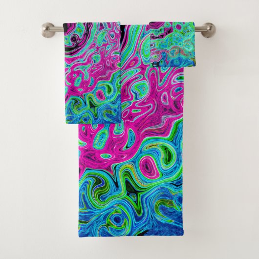 Hot Pink en Blue Groovy Abstract Retro Swirl Bad Handdoek (Insitu)