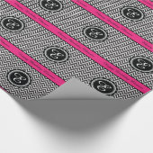 Hot Pink en Chevron ZigZag Monogram Birthday Cadeaupapier (Hoek)