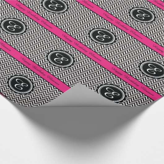 Hot Pink en Chevron ZigZag Monogram Birthday Cadeaupapier (Hoek)
