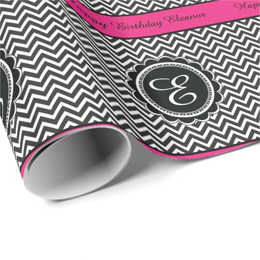 Hot Pink en Chevron ZigZag Monogram Birthday Cadeaupapier (Rol Hoek)