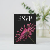 Hot Pink Fuchsia Daisy Wedding RSVP Briefkaart (Staand voorkant)