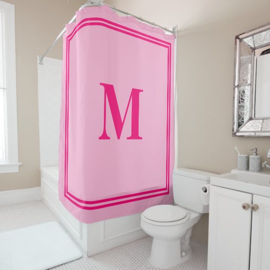 Hot Pink Fuchsia Monograms Streep Aangepaste naam Douchegordijn (In situ)