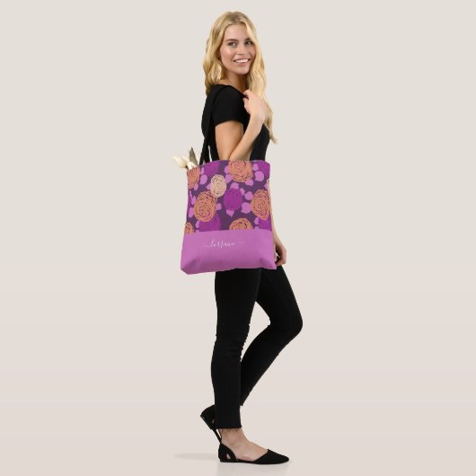 Hot Pink Fuchsia Rozen Monogram Aangepaste naam Tote Bag (Op model)