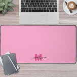 Hot Pink Girly Moderne naam Monogram Bureaumat<br><div class="desc">Gepersonaliseerde Initiaal naam Monogram Bright Pink Desk Mat. Voeg een persoonlijke en stijlvolle touch toe aan uw werkruimte met deze aangepaste bureaumat, ideaal als een kantoor-accessoire of een te groot muismatje. Het ontwerp is voorzien van een felroze achtergrond met een magenta of hot pink initiaal en een zwarte scriptnaam geplaatst...</div>
