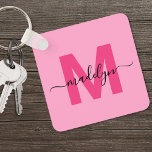 Hot Pink Girly Script Naam Monogram Sleutelhanger<br><div class="desc">Creëer uw eigen stijlvolle moderne aangepaste zwarte en roze monogram vierkante Sleutelhanger. Deze strakke vierkante sleutelhanger geeft een eigentijdse en persoonlijke touch aan uw dagelijkse benodigdheden. Het ontwerp is voorzien van een vet roze monogram initiaal gecentreerd op een effen zwarte achtergrond, met jouw naam in een elegant wit script gelaagd...</div>
