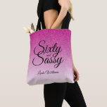 Hot Pink Glitter Ombre 60 en Sassy 60th Birthday Tote Bag<br><div class="desc">Het vieren van 60 in stijl met dit moderne 60ste verjaardagsontwerp op een roze glitter ombre achtergrond, een chic 60ste verjaardagsuitnodiging die je gewoon kunt personaliseren en uitzenden voor je 60ste verjaardagsfeest. De woorden zestig en assy worden geplaatst gebruikend modern manuscript. Neem contact met ons op via onze winkel als...</div>