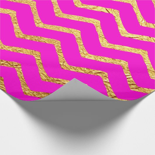 Hot Pink Gold Faux Foil Chevrons Metallic Chevron Cadeaupapier (Hoek)