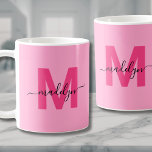 Hot Pink Initiaal naam monogram Koffiemok<br><div class="desc">Gepersonaliseerde Modern Vrouwelijke Hot Pink Initiaal Naam Monogram Koffie Mok. Deze ultra-vrouwelijke mok brengt een speelse, chique touch aan elke koffie- of theeliefhebber dag. Het monogram is voorzien van een vet, heet roze initiaal op een zacht roze achtergrond met een elegante zwarte scriptnaam en wordt aan beide zijden weergegeven, waardoor...</div>