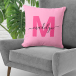 Hot Pink Initiaal naam monogram Kussen<br><div class="desc">Schattigee Gepersonaliseerde Hot Pink Initiaal Naam Monogram Sierkussen Home Decor. Dit chique monogram kussen combineert een moderne minimalistische, schone en eenvoudige stijl met een verfijnde maar trendy sfeer, waardoor het een veelzijdig accentstuk is. Met een gedurfd hot pink initiaal over een felle baby roze achtergrond met een elegante naam voor...</div>