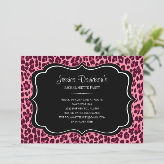 Hot Pink Leopard Bachelorette Party Uitnodiging (Staand voorkant)