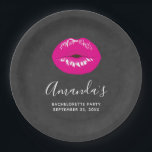 Hot Pink Lips Glamoureus Illustratie Bachelorette Papieren Bordje<br><div class="desc">Bachelorette party (of ander evenement) papieren borden met een afbeelding met hot-roze lippen. Vet en levendig afbeelding. Plaats op een zwarte gevlekte achtergrond.</div>