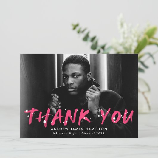 Hot Pink Modern Paint Splatter Foto Afstuderen Bedankkaart (Staand voorkant)