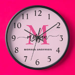 Hot Pink Modern Script Girly Monogram Naam<br><div class="desc">Maak een gedurfde uitspraak in uw ruimte met onze Hot Pink Modern Script Girly Monogram Naam Grote Klok! Deze klok heeft een levendig roze ontwerp en is gepersonaliseerd met jouw naam in een stijlvol, modern script. Het geeft elke kamer een stijlvol en persoonlijk tintje. Perfect voor kamers, kantoren of woonruimtes,...</div>