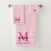 Hot Pink Modern Script Girly Monogram Naam Bad Handdoek (Insitu)