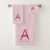 Hot Pink Modern Script Girly Monogram Naam Bad Handdoek (Insitu)