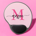 Hot Pink Modern Script Girly Monogram Naam Gel Muismat<br><div class="desc">Voeg een pop kleur toe aan uw werkruimte met onze Hot Pink Modern Script Girly Monogram Naam Muismat! Deze muismat heeft een levendig roze ontwerp en is gepersonaliseerd met jouw naam in een chique, eigentijds script en combineert stijl met praktische bruikbaarheid. Het gladde oppervlak zorgt voor nauwkeurige muisbewegingen, terwijl de...</div>