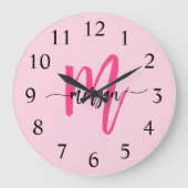 Hot Pink Modern Script Girly Monogram Naam Grote Klok (Voorkant)