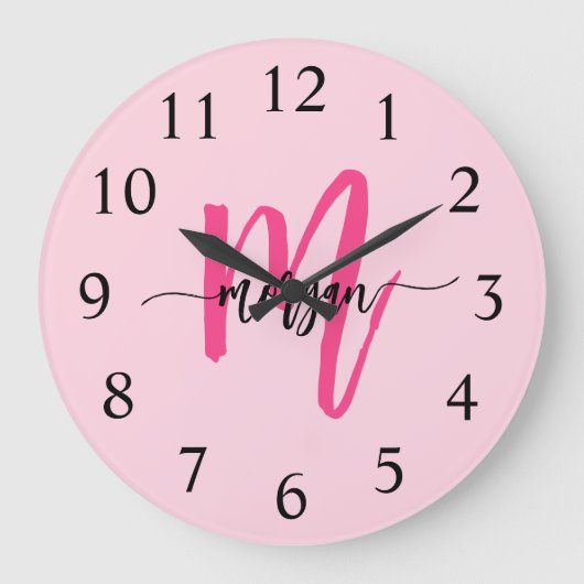 Hot Pink Modern Script Girly Monogram Naam Grote Klok (Voorkant)