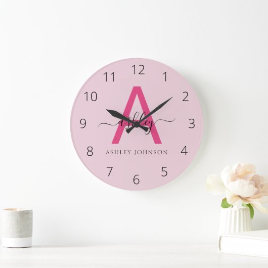 Hot Pink Modern Script Girly Monogram Naam Grote Klok (Huis)